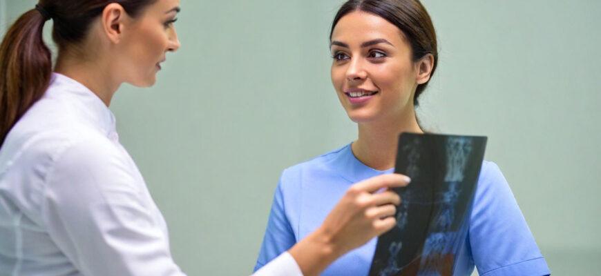 Андролог в кабинете дает интервью о пользе спермы для женского организма